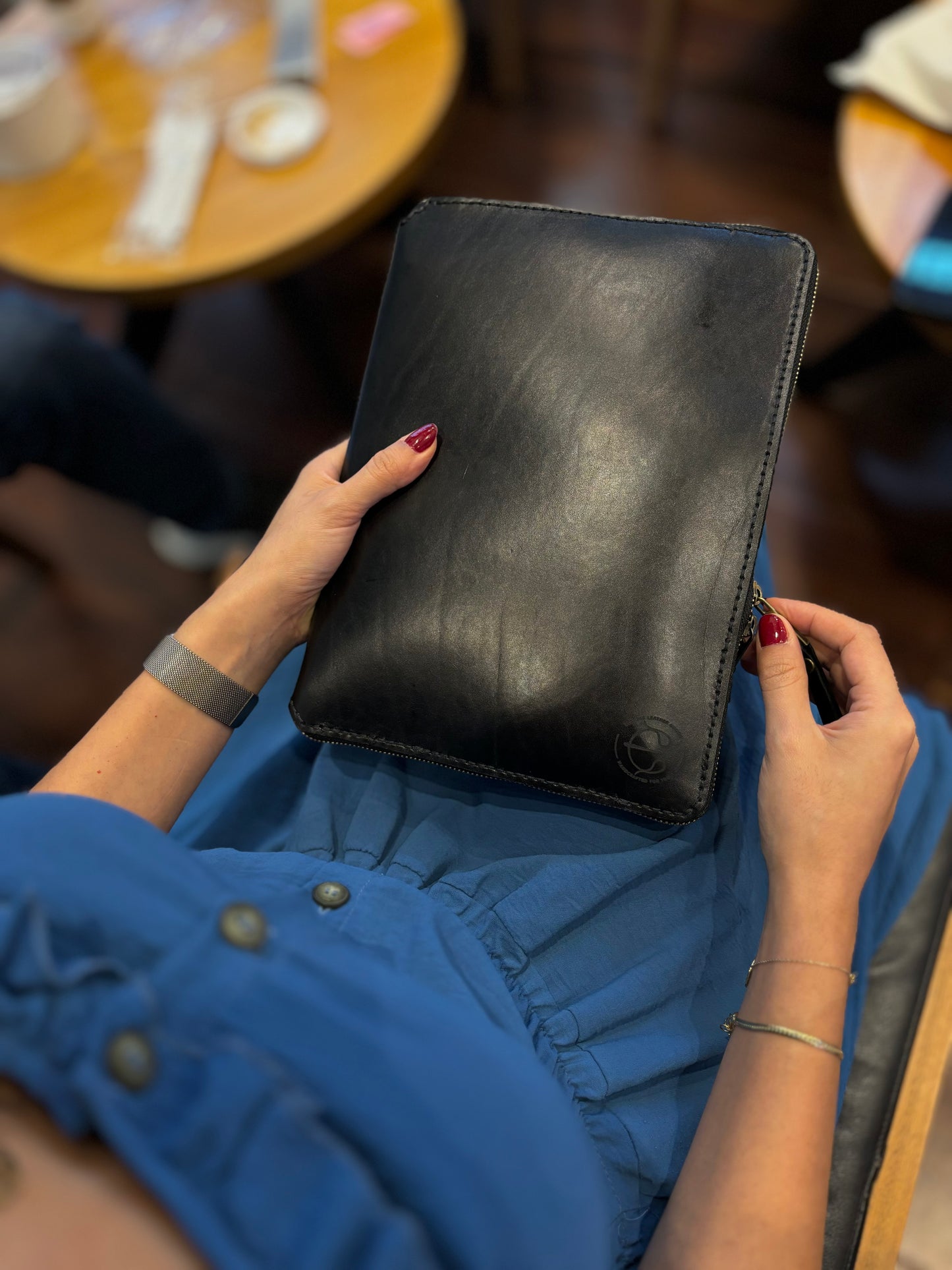 b - The consultant sleeve