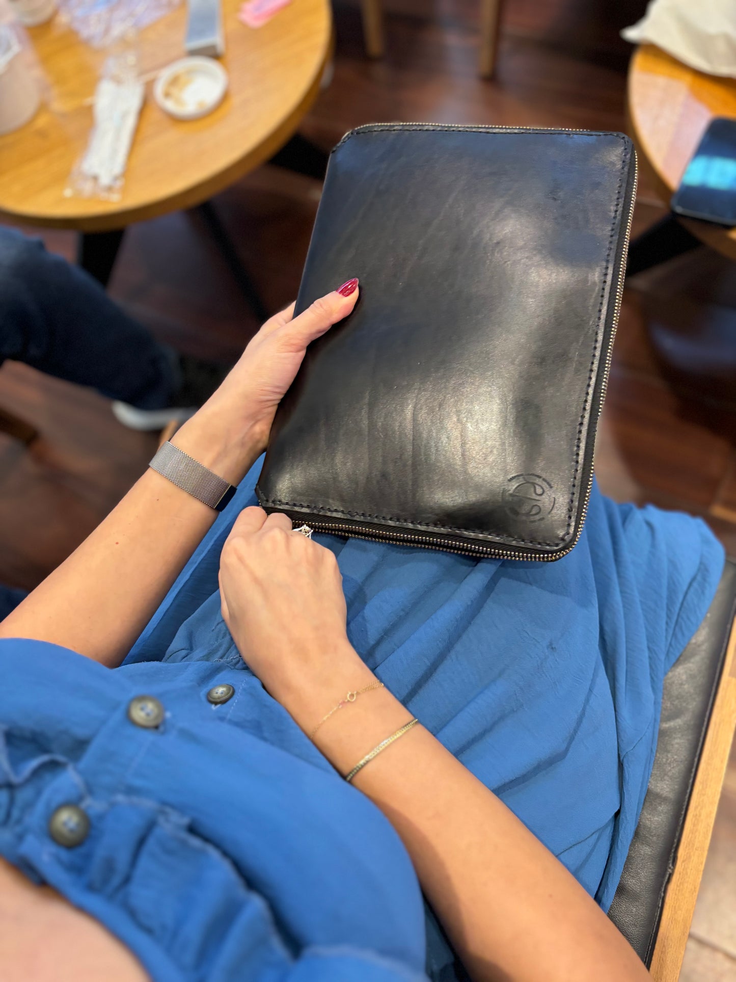 b - The consultant sleeve