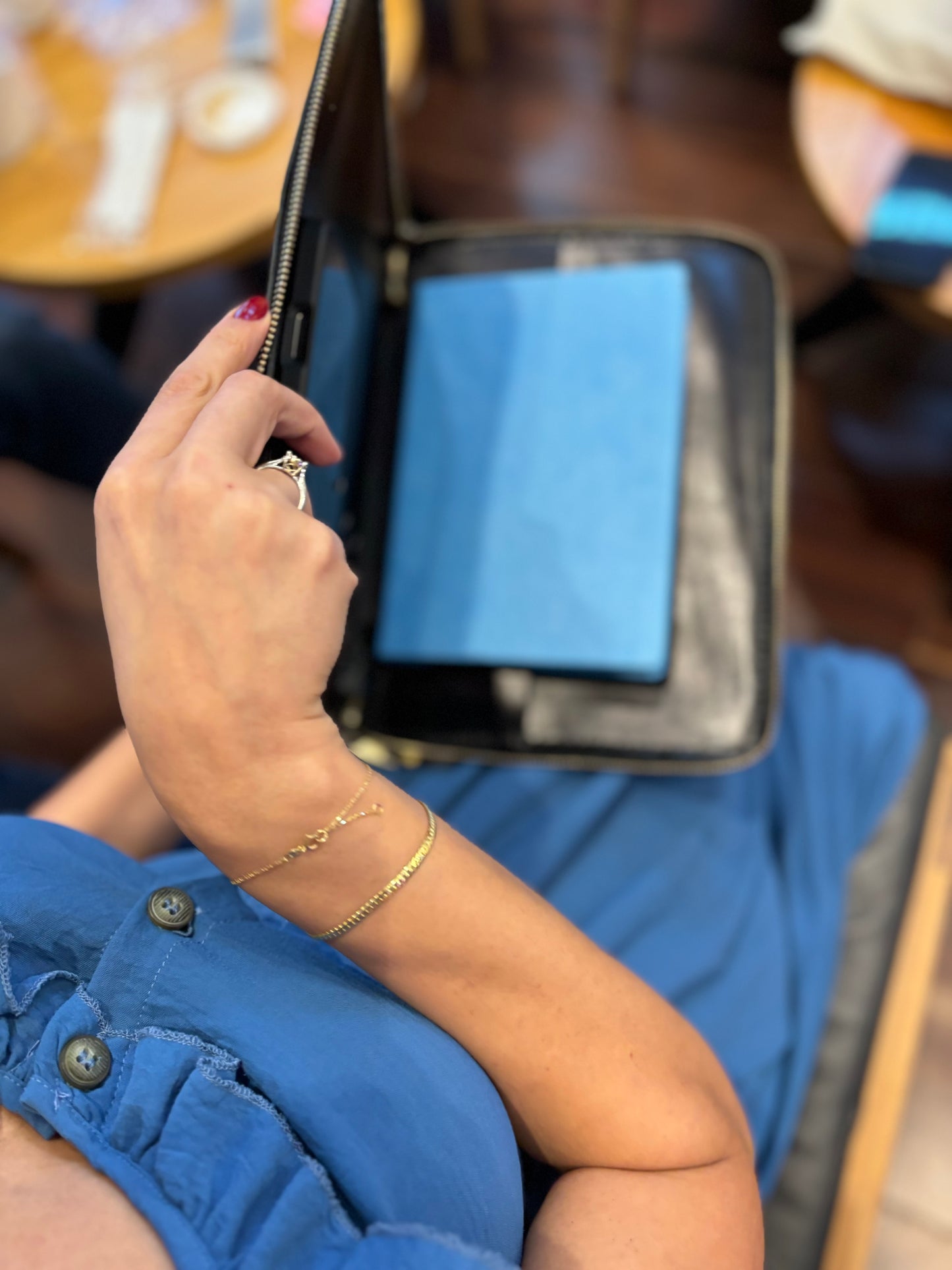 b - The consultant sleeve